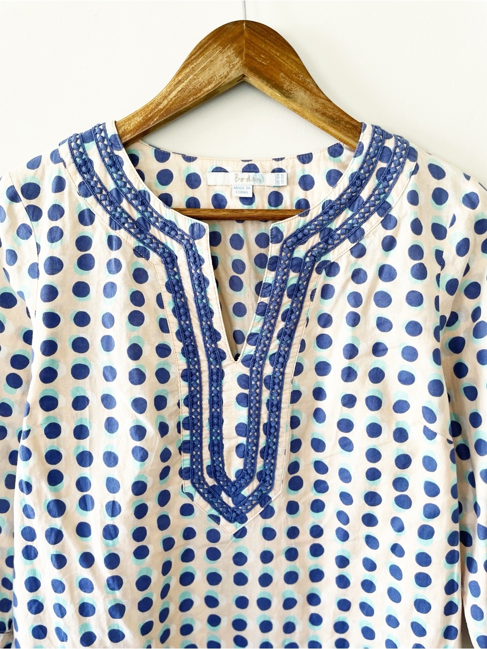 Boden White Mini Dress with Blue Polka Dots and Embroidered V-Neck Size 6 EUC - Picture 3 of 14